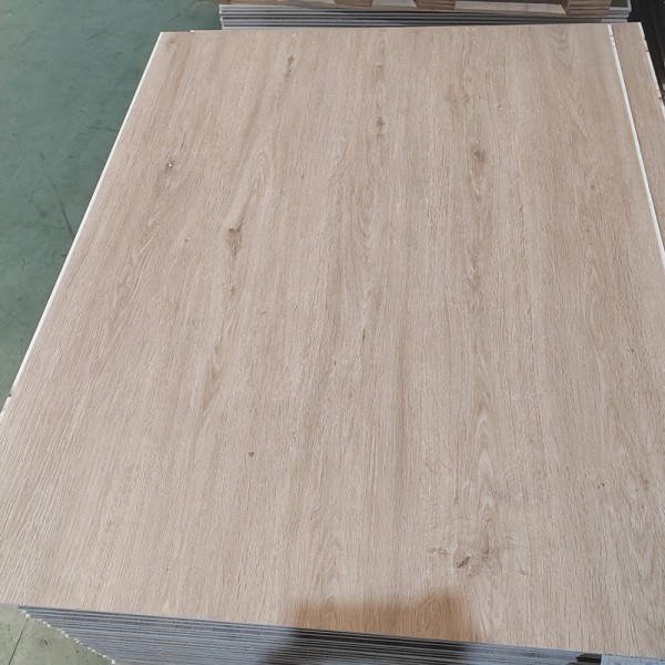 Plancher SPC imperméable de 5 à 7 mm