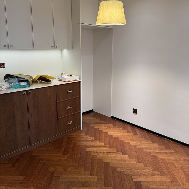 Parquet en bois massif à chevrons